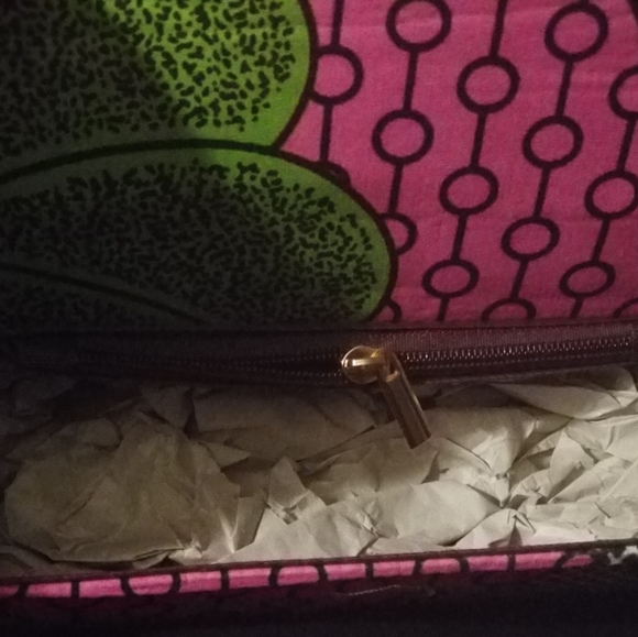 Handbags - Picture 3 of 4